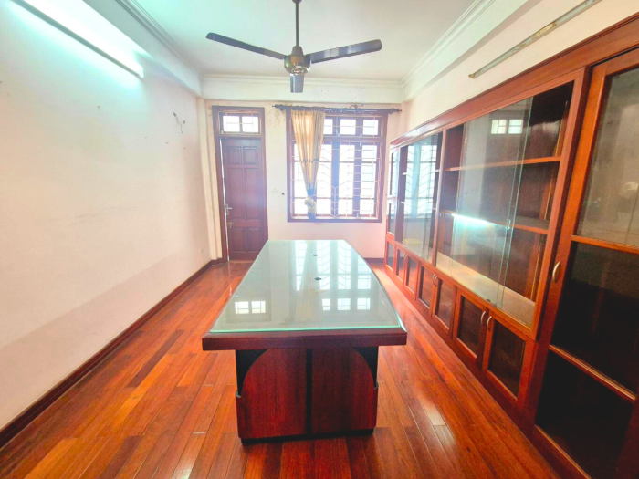 Bán nhà phố Đặng Tiến Đông, thoáng trước sau, ô chờ thang máy, diện tích 63m2