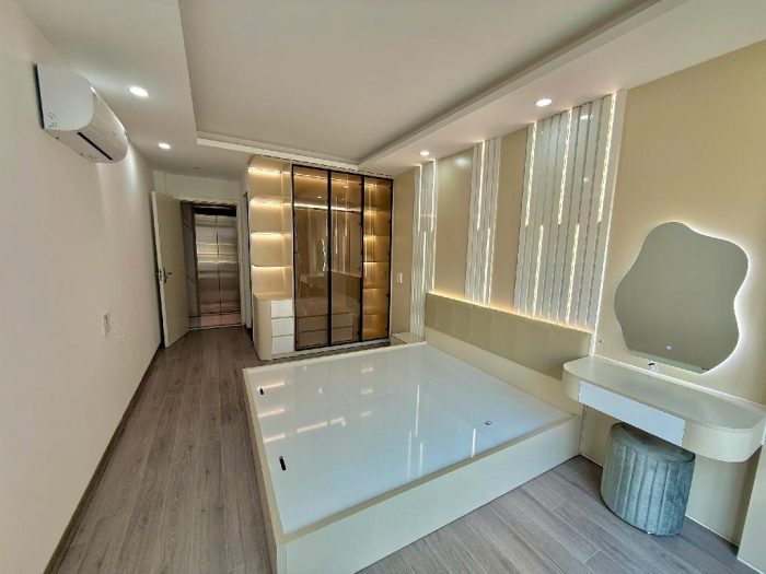 Bán nhà Hoàng Hoa Thám, nhà đẹp, thang máy xịn, diện tích 32m2