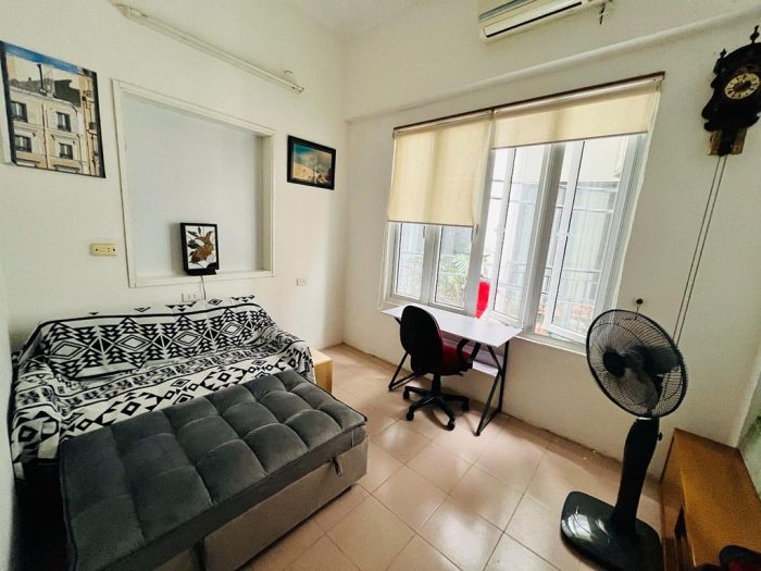 Bán nhà Trần Thái Tông, gần phố, mặt tiền rộng, thoáng sáng, diện tích 40m2